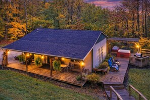 Terrace/patio - Carp's Cabin: 2 Bedroom Farmhouse Bungalow (Logan)