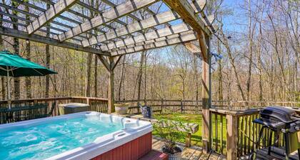 Carp's Cabin: 2 bedroom budget-friendly, modern farmhouse w/ hot tub, NO WIFI