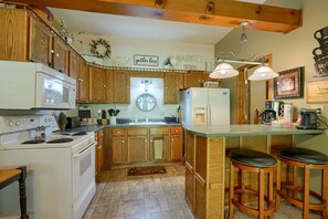 冷蔵庫、電子レンジ、オーブン、コンロ