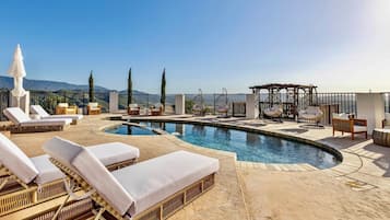 Alberca al aire libre y alberca climatizada