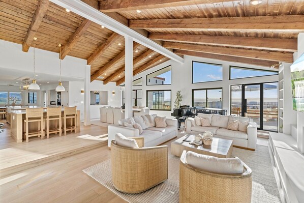 Smart TV, fireplace, table football, ping pong - Temecula Vineyard View Mansion-AMAZING VIEWS, Pool/Hot Tub, 10 Acres, Mini Golf (Temecula)