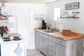 Microondas, horno, placa de cocina