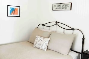 1 dormitorio, tabla de planchar con plancha, wifi y ropa de cama