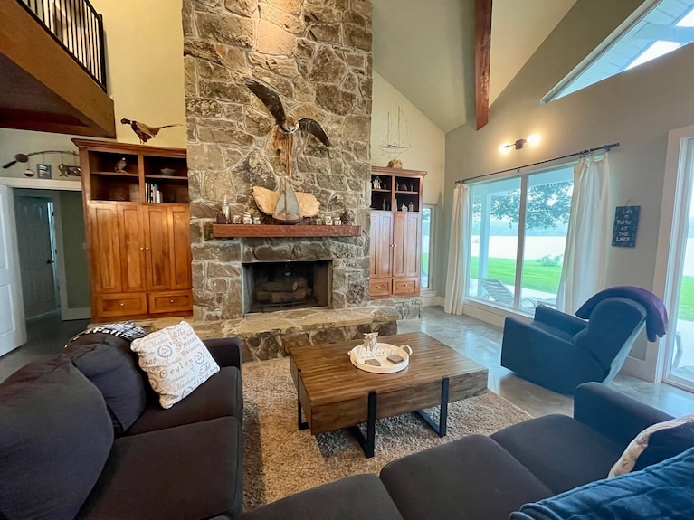 The Point On Cedar Creek Lake! Huge Lakefront! Panoramic Water Views! Spacious! - Log Cabin, TX