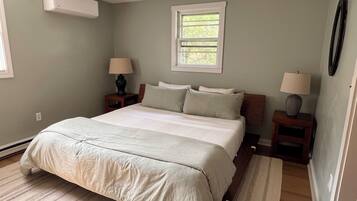 3 bedrooms, travel crib, WiFi, bed sheets