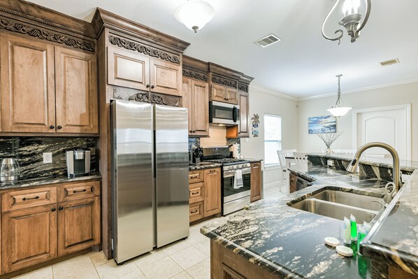 Fridge, microwave, oven, stovetop - Spacious 2-story house nestled just 3 blocks away from the picturesque seawall! (Galveston)