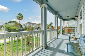 Terrace/patio - Spacious 2-story house nestled just 3 blocks away from the picturesque seawall! (Galveston)