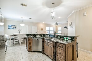 Interior - Spacious 2-story house nestled just 3 blocks away from the picturesque seawall! (Galveston)