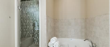 Shower, jetted tub, towels, toilet paper