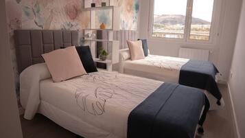 3 slaapkamers, een strijkplank/strijkijzer, reisbedje, gratis wifi