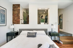 4 Schlafzimmer, Schreibtisch, Bügeleisen/Bügelbrett, WLAN