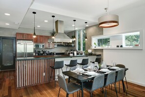 冷蔵庫、電子レンジ、オーブン、コンロ