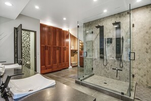 Douche, sèche-cheveux, serviettes fournies, savon