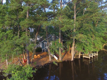 外観. Secluded Waterfront•15mi to Assateague Beach•Fast Wifi•Kayaks•Near Berlin, OC!