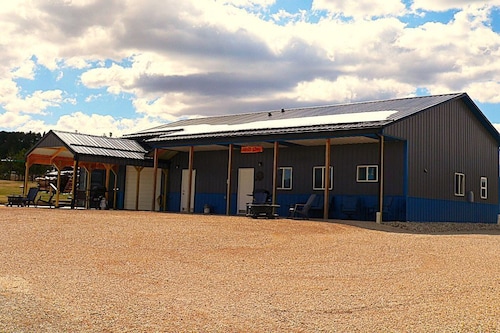 Country setting near Custer, Wi-Fi, AC, pet friendly. No cleaning fee.