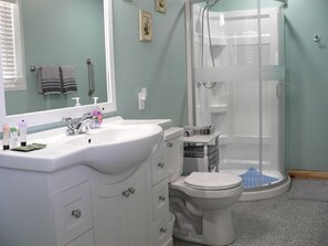 Shower, hair dryer, towels, soap - Country setting near Custer, Wi-Fi, AC, pet friendly. No cleaning fee. (Custer)