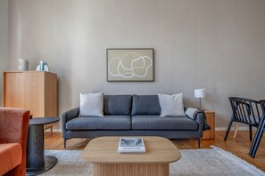 TV, stereo - Lovely Steglitz 2BR, Fully Furnished & Equipped, by Blueground (Berlin)