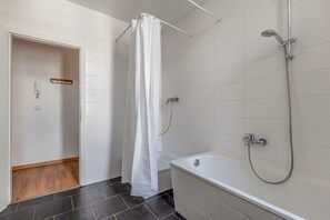 Hair dryer, towels - Lovely Steglitz 2BR, Fully Furnished & Equipped, by Blueground (Berlin)