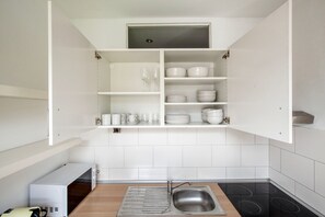 Kühlschrank, Mikrowelle, Ofen, Herdplatte