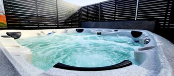 Entire luxury house w/ 3Bdrm, 2Bthrm, hot tub, EV charger, PS5, BBQ & fire pit