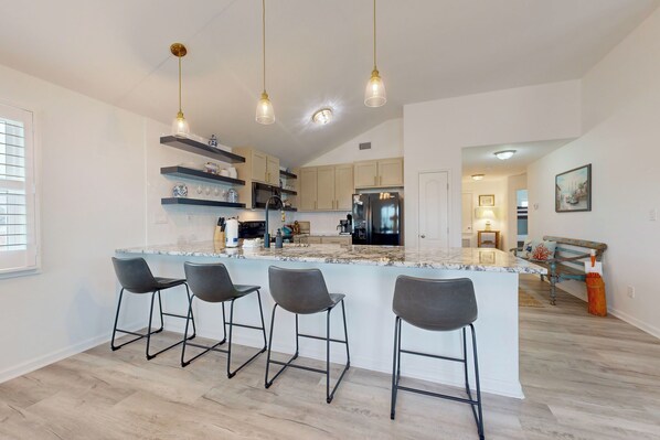 Frigorifero, microonde, forno, piano cottura