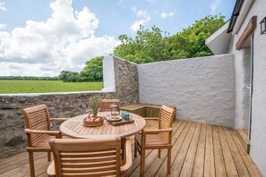 Outdoor dining - Bwthyn Clyd, Holiday Cottage Llanrhian, Sleeps 4, 2 bedrooms,  bathrooms (Haverfordwest)