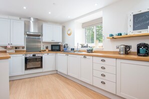 Microondas, lavavajillas, cafetera o tetera y tostadora