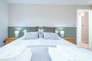 2 bedrooms, iron/ironing board, Internet