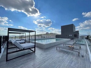 Utendørsbasseng og et oppvarmet basseng