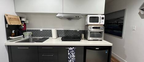 Réfrigérateur, micro-ondes, four, plaque de cuisson