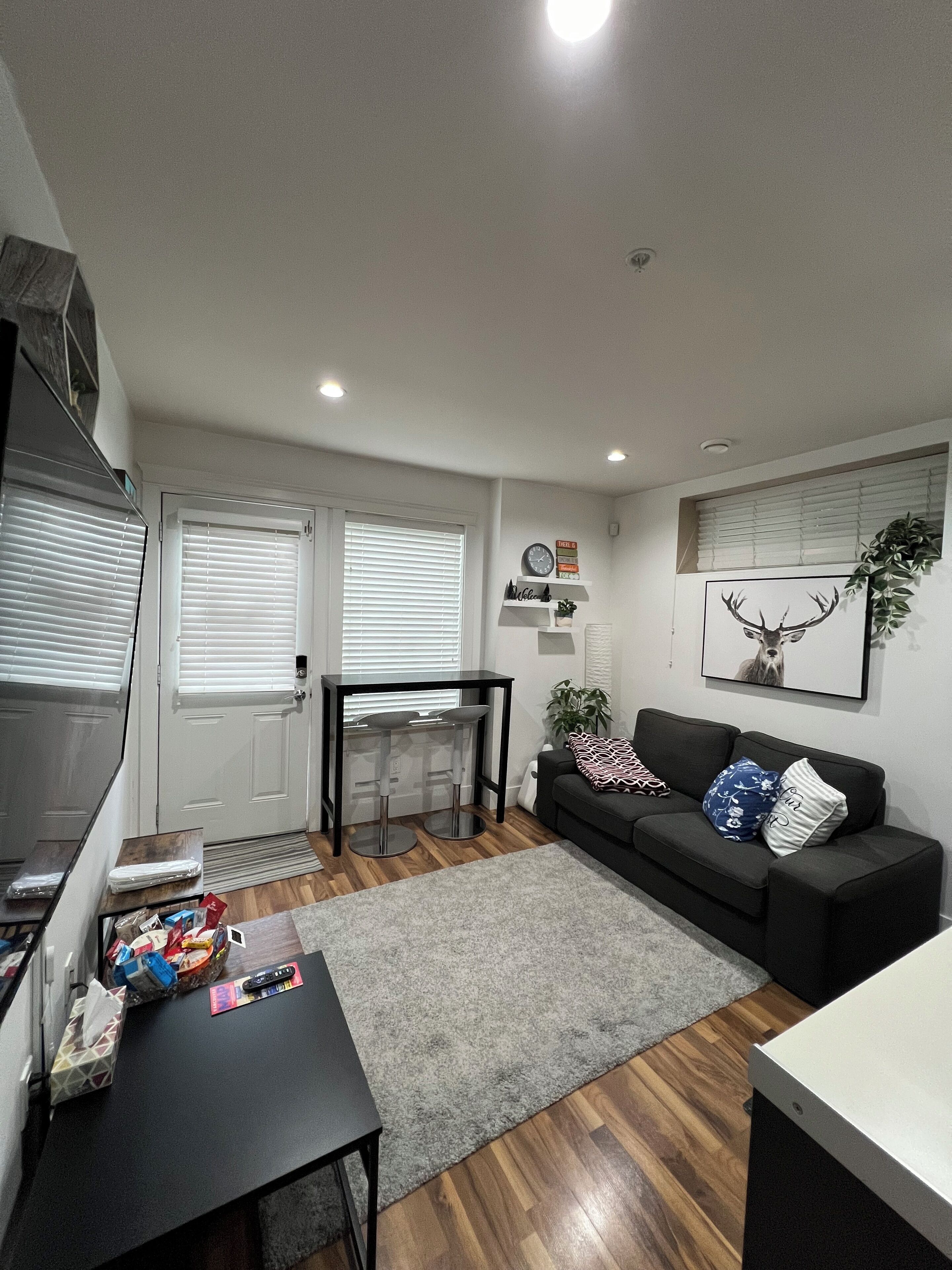 Comfy Bright & Clean 1 Bed #8 Central Location - Vancouver