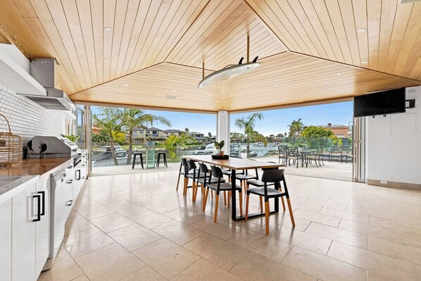 Fridge, microwave, oven, stovetop - The Beach House: Waterfront with Boat Mooring (Patterson Lakes)