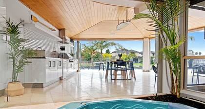 The Beach House: Waterfront with Boat Mooring