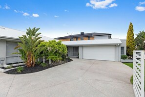 Exterior - The Beach House: Waterfront with Boat Mooring (Patterson Lakes)