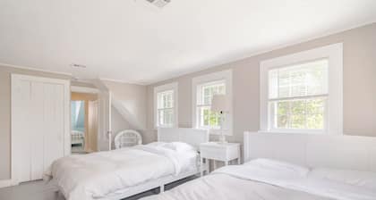 Walk to beaches & ferries! 9bd/4baths - Sleep 20ppl.