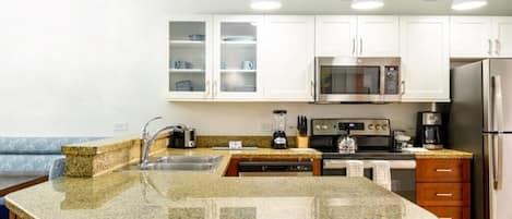 Refrigerador, microondas, horno y parrilla de estufa