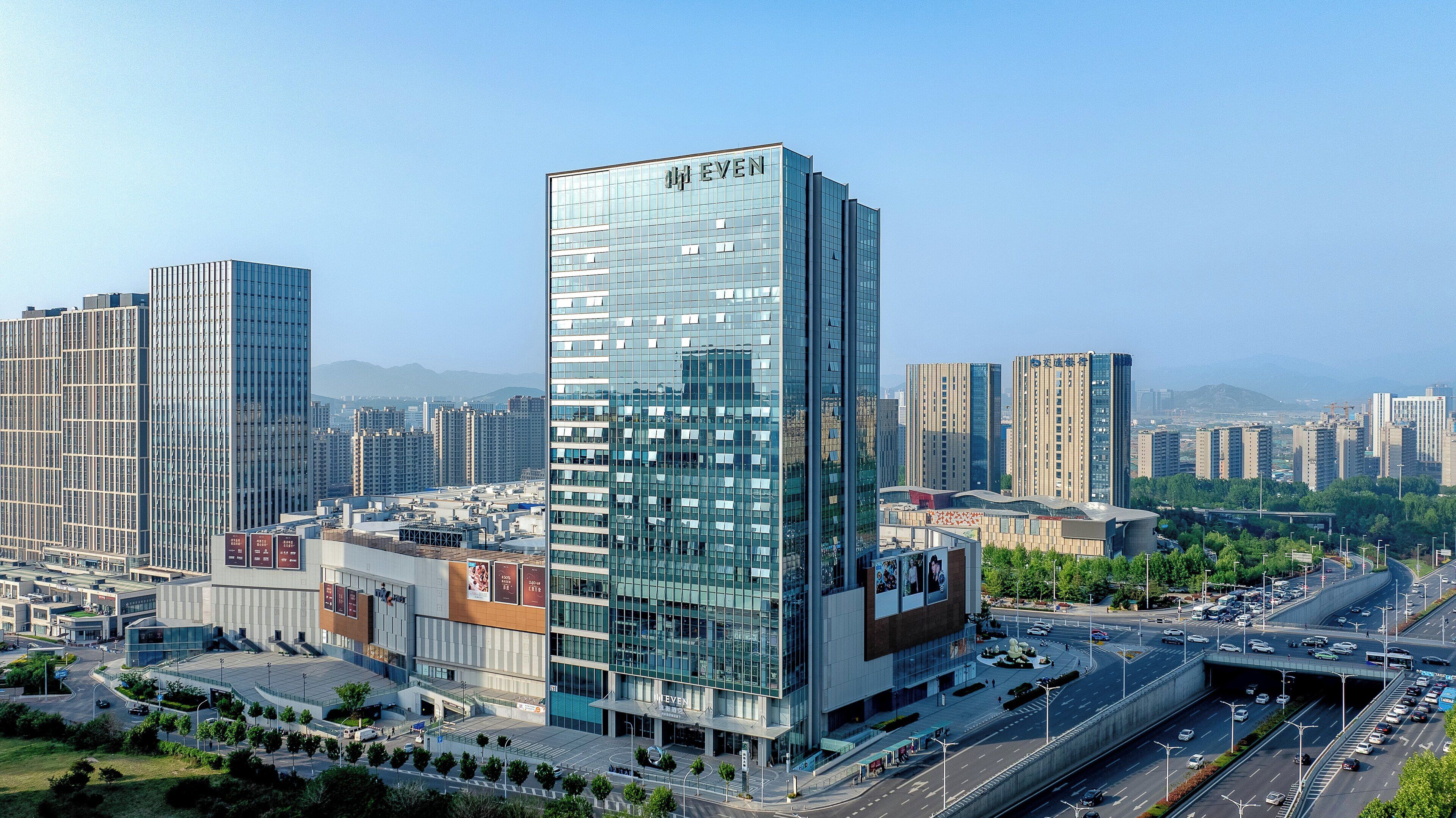 Un moderno edificio de gran altura con el nombre 