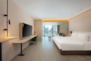 Premium kamer, 1 kingsize bed (Smart Room, Living Area) | Donzen dekbedden, een kluis op de kamer, een laptopwerkplek