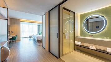 尊荣客房, 1 张特大床 (Smart Room, Living Area) | 浴室 | 淋浴设施、大花洒淋浴喷头、吹风机、拖鞋