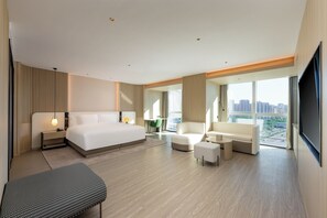 Suite, 1 King-Bett (Smart Fitness Mirror) | Daunenbettdecken, Zimmersafe, laptopgeeigneter Arbeitsplatz