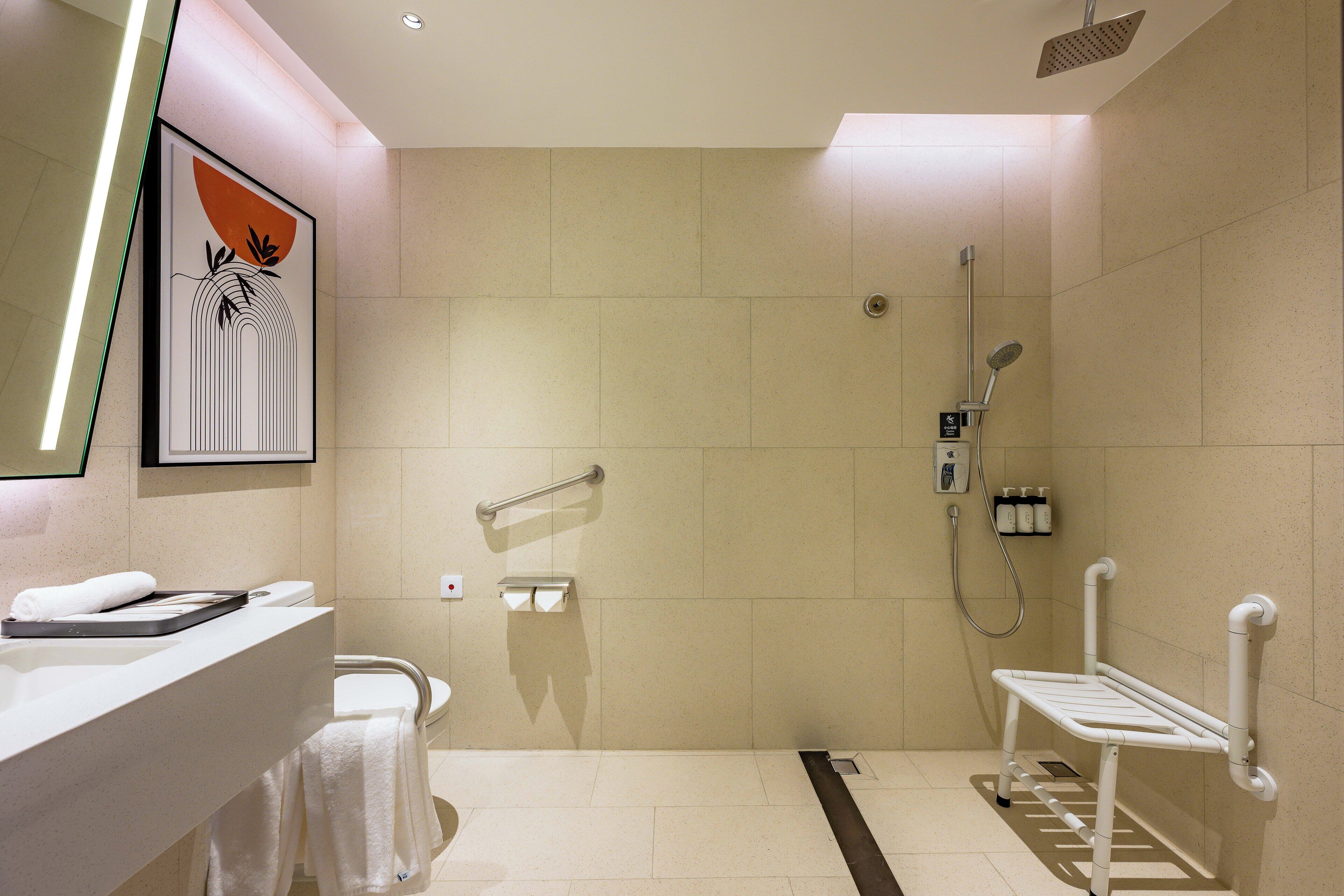 Un baño moderno con ducha, inodoro y lavamanos.