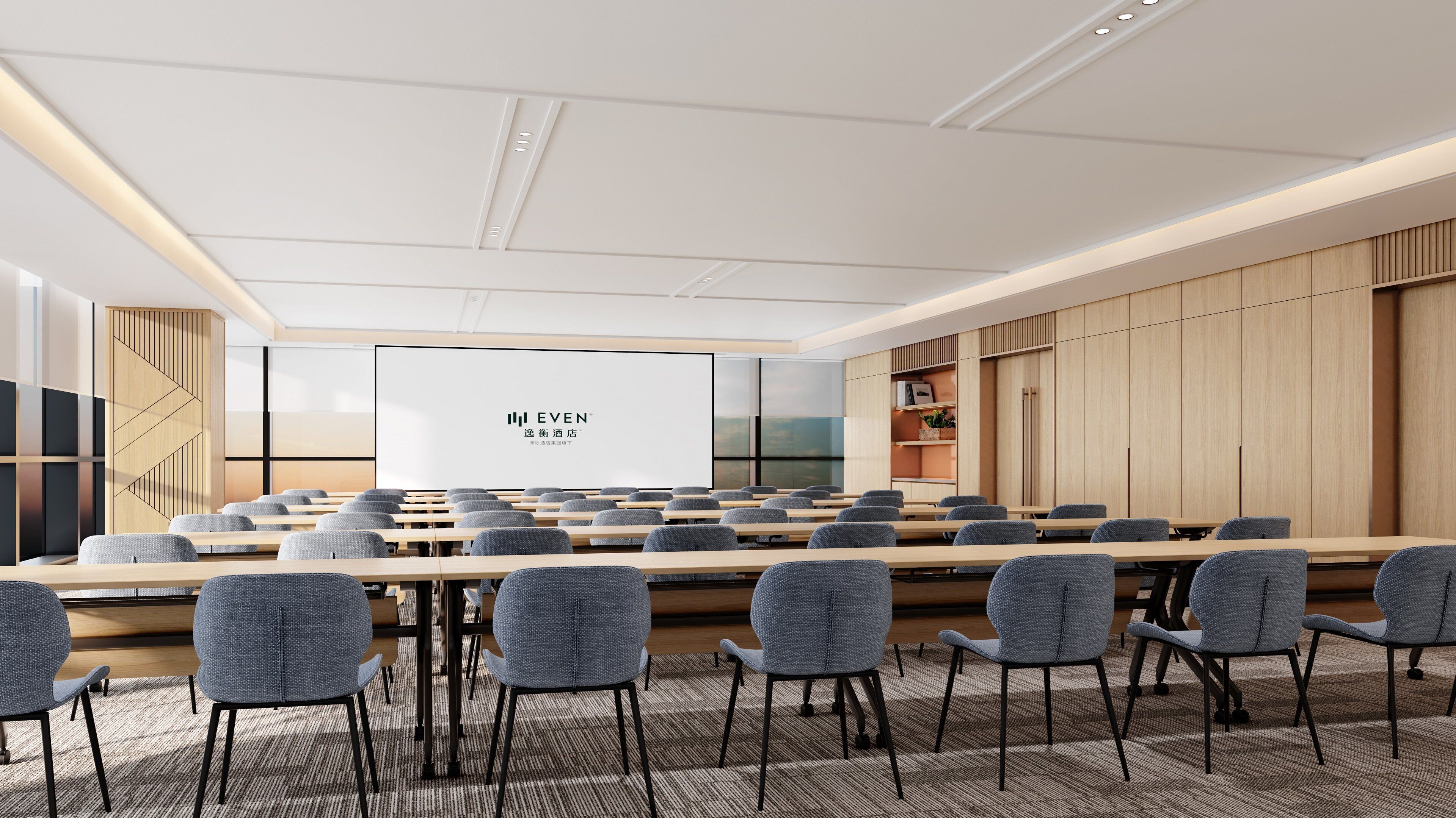 Uma sala de conferências com uma mesa grande, várias cadeiras, uma tela de projeção e painéis de madeira.