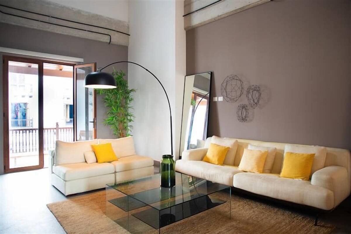 Loft (J5 Sencillo) | Living area | 50-inch LED TV with digital channels, Netflix, streaming services