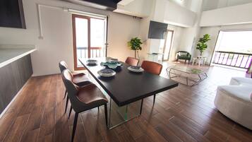 Ullakkohuoneisto (E1 Triple) | Oleskelualue | LED-televisio, Netflix, suoratoistopalvelut