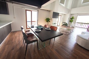 Loft (E1 Triple) | Living area | 50-inch LED TV with digital channels, Netflix, streaming services - Cayalá Lofts (Guatemala City)