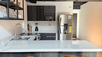 Loft (E1 Sencillo) | Eigene Küche | Großer Kühlschrank, Mikrowelle, Ofen, Geschirrspüler