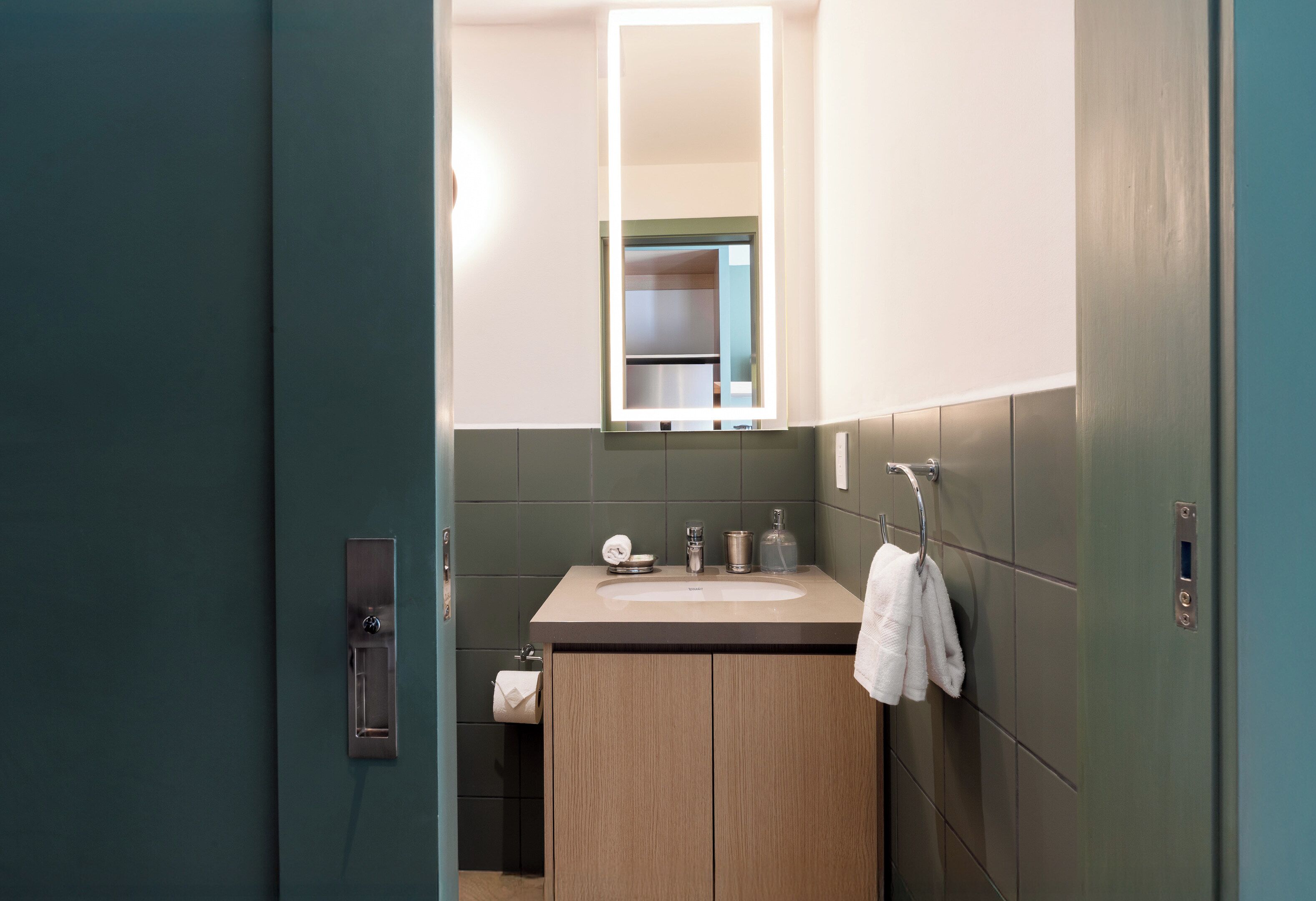 Een douche, een regendouche, een haardroger, handdoeken