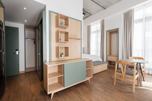 50-英寸LED 电视（配备数码频道）、Netflix、流媒体服务