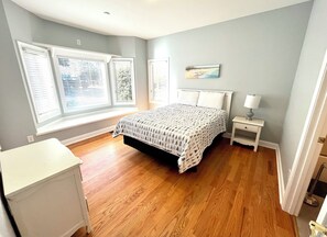4 bedrooms, iron/ironing board, WiFi, bed sheets - Family Venture on Lake Keowee with dock (West Union)