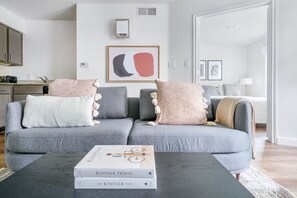 TV, stereo - Deluxe Gateway 1BR w/ Gym, Pool, nr Movies, by Blueground (Austin)